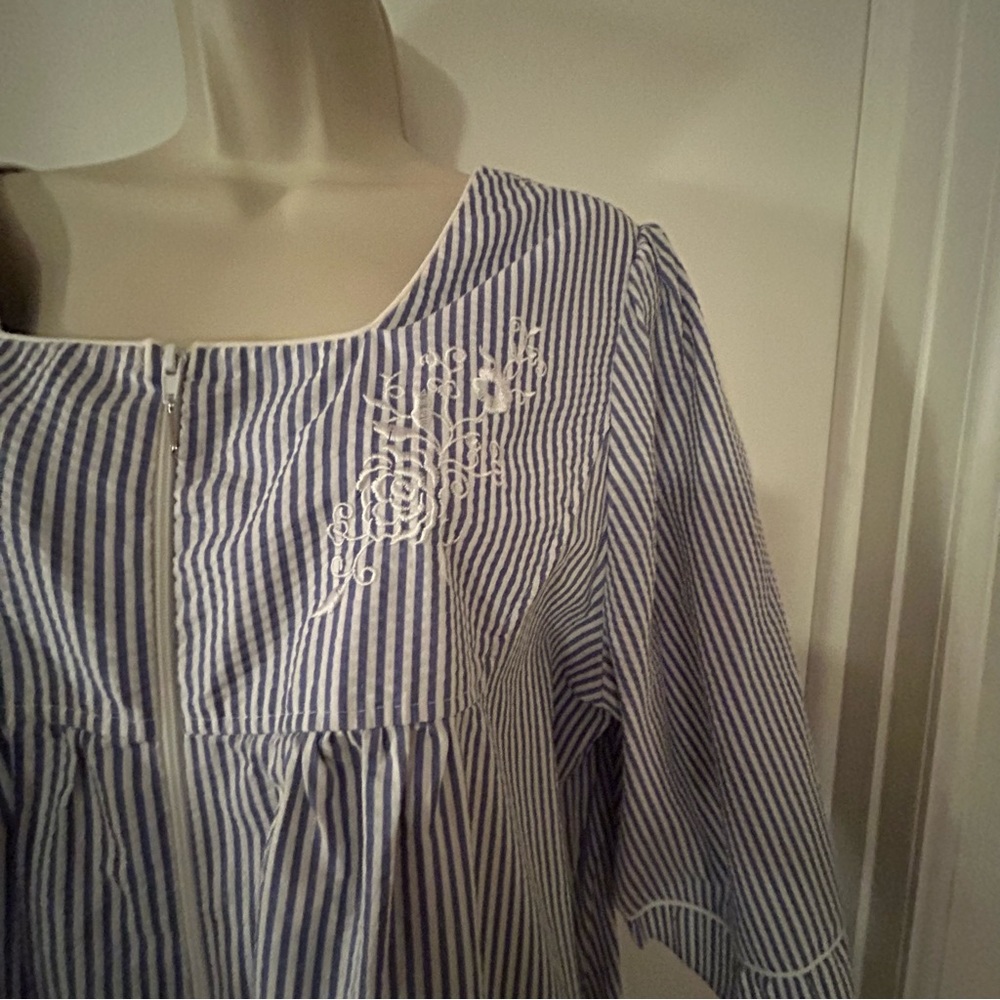 Collections Etc. Robe - Picture 2 of 6